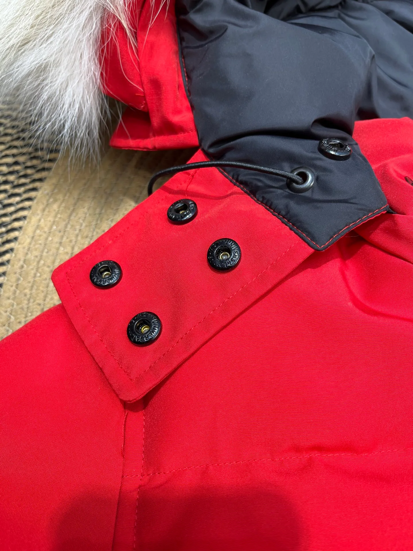 P860 Canada Goose Canada # Expedition04 Parker, a treasure of Canadian origin! Limited supply worldwide! Canada Goose Model 04 is a top-notch couple model, polar cold-proof outdoor series fur collar detachable hooded parka down jacket, the first Goose in 2024. I hope my partners like the top quality, and I hope everyone can evaluate it together! The most popular cool items of the Big Goose family in 2024 are online. The same popular product of Yi Yang Qianxi is said to be a joint limited edition Big Goose that cannot be bought in autumn and winter. If you dislike the sameness of the Big Goose in the past, then this model will definitely give you a different experience! This year's most powerful couple's collection for autumn and winter is online, a top-notch luxurious ready-to-wear style, paired with an outdoor warm down jacket with great style and charm! The most standard and classic items of the Daye family in the past two years are equipped with unique reflective stripes for embellishment, which further shows the high-end fashion performance effect. With the embellishment of hardware buckles, it has excellent performance effect. The upper body is clean, simple and elegant, even for urban leisure. It is suitable for various occasions. Designed with large pockets, this model has a large capacity and is equipped with reflective stripes, making it safer at night. It is suitable for various adventure activities. It is made of windproof and waterproof technical materials. The interior is filled with full white duck down, which is absolutely cold-proof and warm. It also has a stand-up collar design and fine fluff at the collar, with meticulous attention to detail! The charm of this model is also more spiritual, and the upper body has more temperament and specifications. It perfectly shows the ultra-high standard of fashionable performance of this model, integrating outdoor and life, and you can even create high-street wear! The most pinnacle limited-edition goose that we have presented so far, both in terms of design and detailed materials, it is completely outstanding. The grand and evergreen version design is matched with cool reflective elements. The overall appearance can be said to be quite high, and it has that kind of powerful outdoor performance! It combines high-end casual attributes with high-street style. It is high-grade, domineering, warm, and beautiful. The visibility of the upper body is quite strong, and the configuration of the owl element is highly brand-recognizable. It fully complements the overall brand performance and visual effects, and also has the high-end sense of fashion and fashionable performance. It is a must-buy product because it is the most awesome down brand on the planet and one of Canada's three national treasure brands. It is also a sentimental down luxury brand. In the field of polar cold-proof clothing, Goose has made an irreplaceable contribution... Size: xs s m l xl
